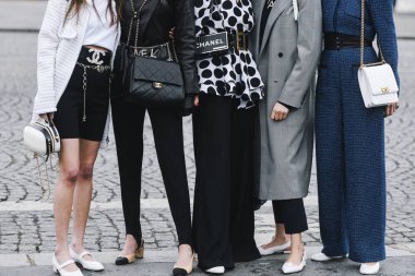 Paris, Fransa - 05 Mart 2019: Milano Moda Haftası'nda bir defile öncesi sokak stili kıyafet - Pfwfw19