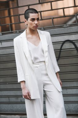 Milano, İtalya - 24 Şubat 2019: Sokak stili 90'lar Milano Moda Haftası sırasında bir defileye bakıyor - Mfwfw19