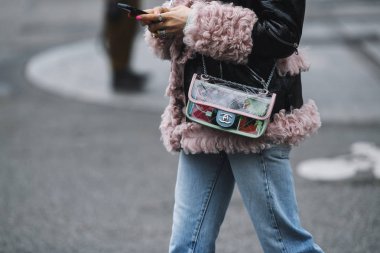 Paris, Fransa-Mart 01, 2019: sokak tarzı kıyafet-Paris moda haftası sırasında bir moda gösterisi sonra-Pfwfw19
