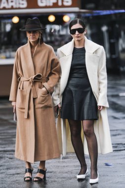 Paris, Fransa - 02 Mart 2019: Sokak stili kıyafet - Paris Moda Haftası sırasında bir defile sonra - Pfwfw19