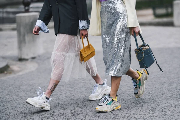 Paris, Fransa - 03 Mart 2019: Paris Moda Haftası sırasında bir defile den sonra sokak stili kıyafet, yakın çekim - Pfwfw19