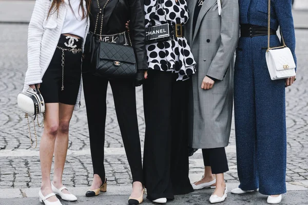 Paris, Fransa - 05 Mart 2019: Milano Moda Haftası'nda bir defile öncesi sokak stili kıyafet - Pfwfw19