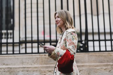 Paris, Fransa - 02 Mart 2019: Sokak stili kıyafet - Paris Moda Haftası sırasında bir defile önce - Pfwfw19