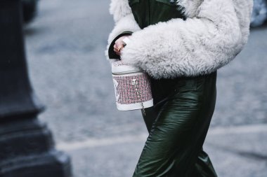 Paris, Fransa - 05 Mart 2019: Sokak stili kıyafet - Paris Moda Haftası sırasında bir defile den sonra Chanel çanta giyen kadın - Pfwfw19