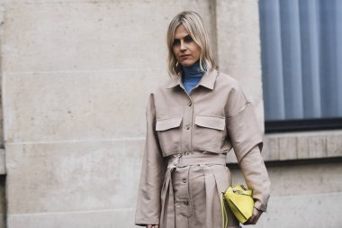 Paris, Fransa - 01 Mart 2019: Sokak stil kıyafeti - Linda Tol bir defile sırasında Paris moda haftası - Pfwfw19 önce