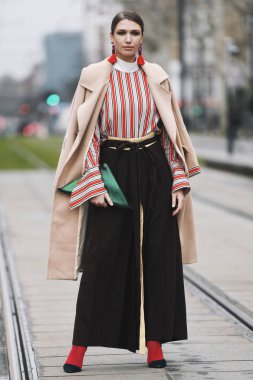 Paris, Fransa-Mart 01, 2019: sokak tarzı kıyafet-Paris moda haftası sırasında bir moda gösterisi önce Landiana Cerciu-Pfwfw19
