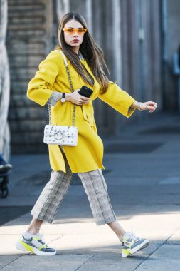 Milano, İtalya - 24 Şubat 2019: Milano Moda Haftası'nda defile öncesi sokak stili kıyafet - Mfwfw19