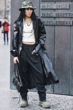 Paris, Fransa - 05 Mart 2019: Paris Moda Haftası sırasında bir defile sonrası Sokak tarzı kıyafet Aleali Maymodel - Pfwfw19