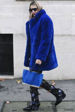 Paris, Fransa - 02 Mart 2019: Sokak stili kıyafet - Paris Moda Haftası sırasında bir defile sonra - Pfwfw19