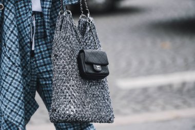 Paris, Fransa - 05 Mart 2019: Sokak stili kıyafet - Paris Moda Haftası sırasında bir defile den sonra Chanel çanta giyen kadın - Pfwfw19