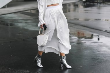 Paris, Fransa - 04 Mart 2019: Sokak stili kıyafet - Paris Moda Haftası sırasında bir defile sonra - Pfwfw19