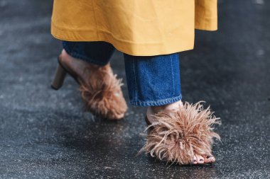Paris, Fransa - 05 Mart 2019: Milano Moda Haftası'nda bir defile öncesi sokak stili kıyafet - Pfwfw19