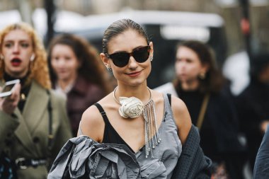 Paris, Fransa - 05 Mart 2019: Paris Moda Haftası sırasında sokak stili görünümü - Pfwfw19