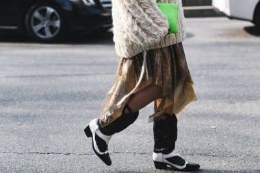 Milano, İtalya - 21 Şubat 2019: Milano Moda Haftası sırasında bir defile öncesi sokak stili Kovboy çizmeler detay - Mfwfw19