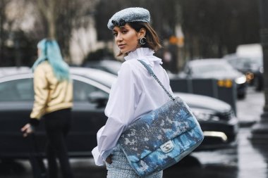 Paris, Fransa - 05 Mart 2019: Milano Moda Haftası'nda bir defile öncesi sokak stili kıyafet - Pfwfw19