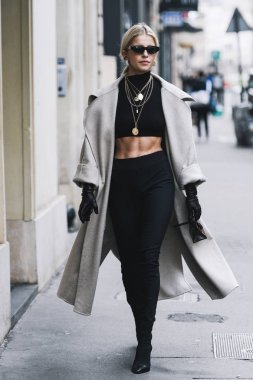 Paris, Fransa - 02 Mart 2019: Sokak stili kıyafet - Caroline Daur Paris Moda Haftası sırasında bir defile sonra - Pfwfw19
