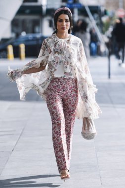 Paris, Fransa - 04 Mart 2019: Sokak stili kıyafet - Paris Moda Haftası sırasında bir defile sonrası Camila Coelho - Pfwfw19