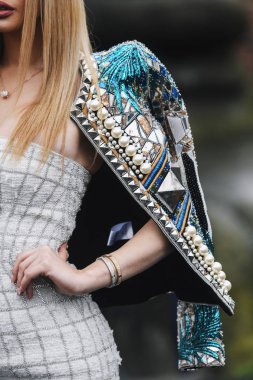 Paris, Fransa-Mart 01, 2019: sokak tarzı kıyafet-Paris moda haftası sırasında bir moda gösterisi sonra-Pfwfw19