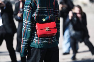Milano, İtalya - 22 Şubat 2019: Milano Moda Haftası sırasında detaylı sokak tarzı Sokak tarzı kıyafet - Mfwfw19