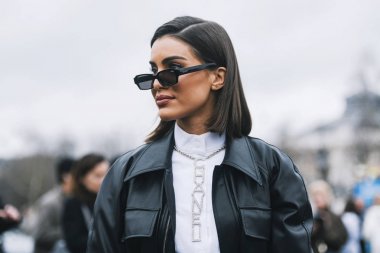 Paris, Fransa - 05 Mart 2019: Milano Moda Haftası'nda bir defile öncesi sokak stili kıyafet - Pfwfw19