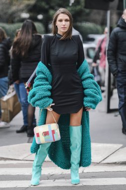 Milano, İtalya - 23 Şubat 2019: Milano Moda Haftası sırasında bir defile sonrası Sokak stili Influencer Landiana Cerciu - Mfwfw19