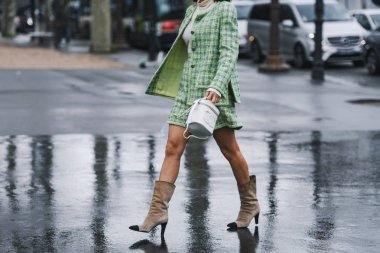 Paris, Fransa - 05 Mart 2019: Milano Moda Haftası'nda bir defile öncesi sokak stili kıyafet - Pfwfw19