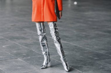 Paris, Fransa - 04 Mart 2019: Sokak stili kıyafet - Paris Moda Haftası sırasında bir defile sonra - Pfwfw19