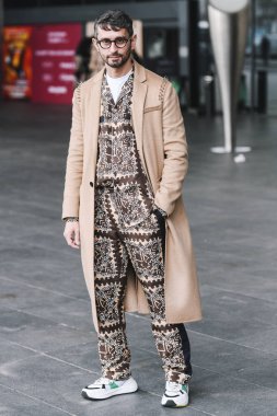 Paris, Fransa - 04 Mart 2019: Sokak stili kıyafet - Paris Moda Haftası sırasında bir defile sonra Moda kişi - Pfwfw19