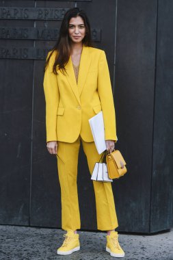 Paris, Fransa - 05 Mart 2019: Sokak stili kıyafet - Paris Moda Haftası sırasında bir defile sonra - Pfwfw19