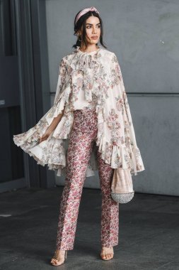 Paris, Fransa - 04 Mart 2019: Sokak stili kıyafet - Paris Moda Haftası sırasında bir defile sonrası Camila Coelho - Pfwfw19