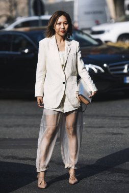 Milano, İtalya - 21 Şubat 2019: Milano Moda Haftası'nda bir defile öncesi Sokak stili Kıyafet - Mfwfw19