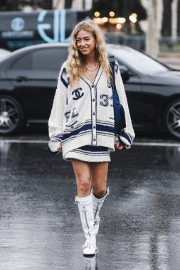 Paris, Fransa - 05 Mart 2019: Milano Moda Haftası'nda bir defile öncesi sokak stili kıyafet - Pfwfw19