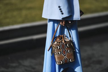 Milano, İtalya - 21 Şubat 2019: Milano Moda Haftası'nda bir defile öncesi Sokak stili Çanta detayı - Mfwfw19
