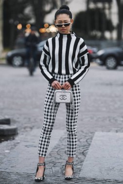 Paris, Fransa - 05 Mart 2019: Milano Moda Haftası'nda bir defile öncesi sokak stili kıyafet - Pfwfw19