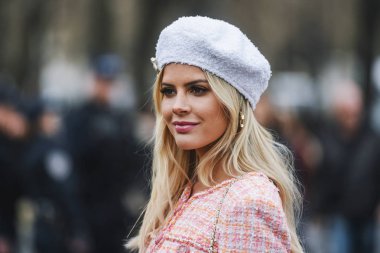 Paris, Fransa - 05 Mart 2019: Milano Moda Haftası'nda bir defile öncesi sokak stili kıyafet - Pfwfw19
