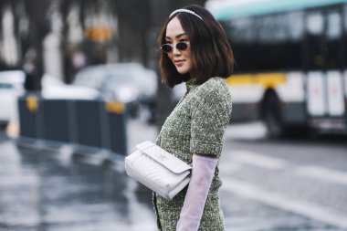 Paris, Fransa - 05 Mart 2019: Milano Moda Haftası'nda bir defile öncesi sokak stili kıyafet - Pfwfw19