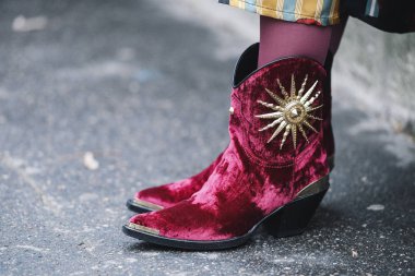 Paris, Fransa - 03 Mart 2019: Sokak stili kıyafet, ayrıntılı ayakkabı, yakın çekim, Paris Moda Haftası sırasında bir defile sonra - Pfwfw19