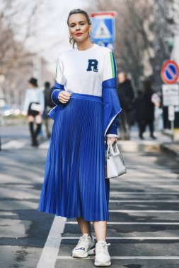 Milano, İtalya - 21 Şubat 2019: Milano Moda Haftası'nda bir defile öncesi Sokak stili Kıyafet - Mfwfw19