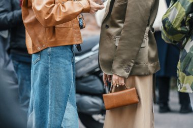 Milano, İtalya - 23 Şubat 2019: Milano Moda Haftası'nda bir defile öncesi sokak stili kıyafet modelleri, blogcular ve etkileyiciler - Mfwfw19