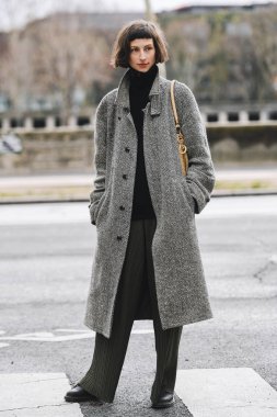 Paris, Fransa - 02 Mart 2019: Sokak stili kıyafet - Paris Moda Haftası sırasında bir defile sonra - Pfwfw19