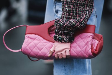 Paris, Fransa - 05 Mart 2019: Sokak stili kıyafet - Paris Moda Haftası sırasında bir defile den sonra Chanel çanta giyen kadın - Pfwfw19