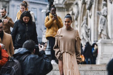 Paris, Fransa - 04 Mart 2019: Paris Moda Haftası sırasında bir defile sonra Sokak tarzı kıyafet Tina Kunakey di Vita - Pfwfw19