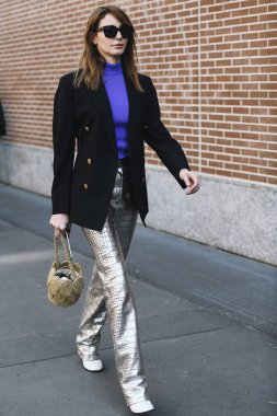 Milano, İtalya - 21 Şubat 2019: Milano Moda Haftası'nda bir defile öncesi Sokak stili Kıyafet - Mfwfw19