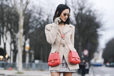 Paris, Fransa - 5 Mart 2019: Sokak stili - Paris Moda Haftası sırasında bir defile öncesi Blazer ceket giyen kadın, çift kırmızı Chanel çanta - Pfwfw19