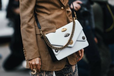 Milano, İtalya - 23 Şubat 2019: Milano Moda Haftası'nda bir defile öncesi sokak stili kıyafet modelleri, blogcular ve etkileyiciler - Mfwfw19