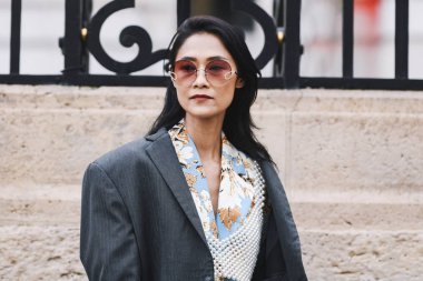 Paris, Fransa - 02 Mart 2019: Paris Moda Haftası'nda bir defileden sonra model portresi - Pfwfw19
