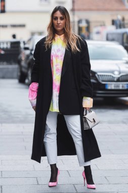 Paris, Fransa - 01 Mart 2019: Sokak stil kıyafeti - moda kişi bir defile sırasında Paris moda haftası - Pfwfw19 sonra