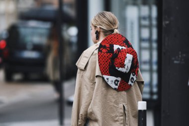 Paris, Fransa-Mart 01, 2019: sokak tarzı kıyafet-Paris moda haftası sırasında bir moda gösterisi sonra-Pfwfw19