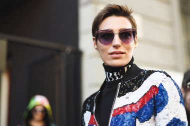 Milano, İtalya - 22 Şubat 2019: Milano Moda Haftası'nda bir defile öncesi Sokak stili Kıyafet - Mfwfw19