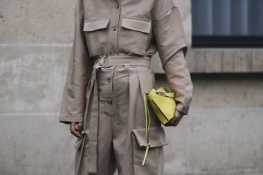 Paris, Fransa - 01 Mart 2019: Sokak stil kıyafeti - Linda Tol bir defile sırasında Paris moda haftası - Pfwfw19 önce